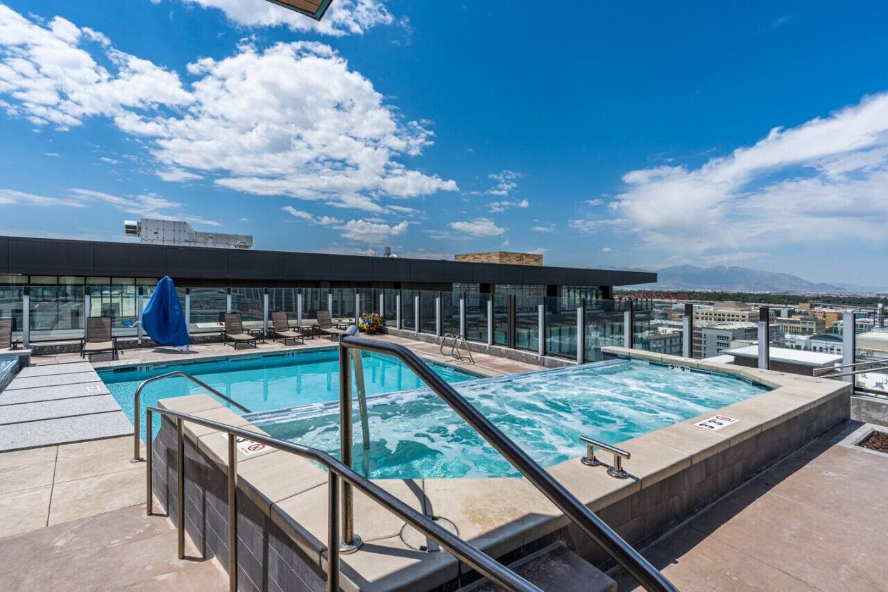 2bd/2ba Best style and location/Pool+spa/gym/pkg! 1
