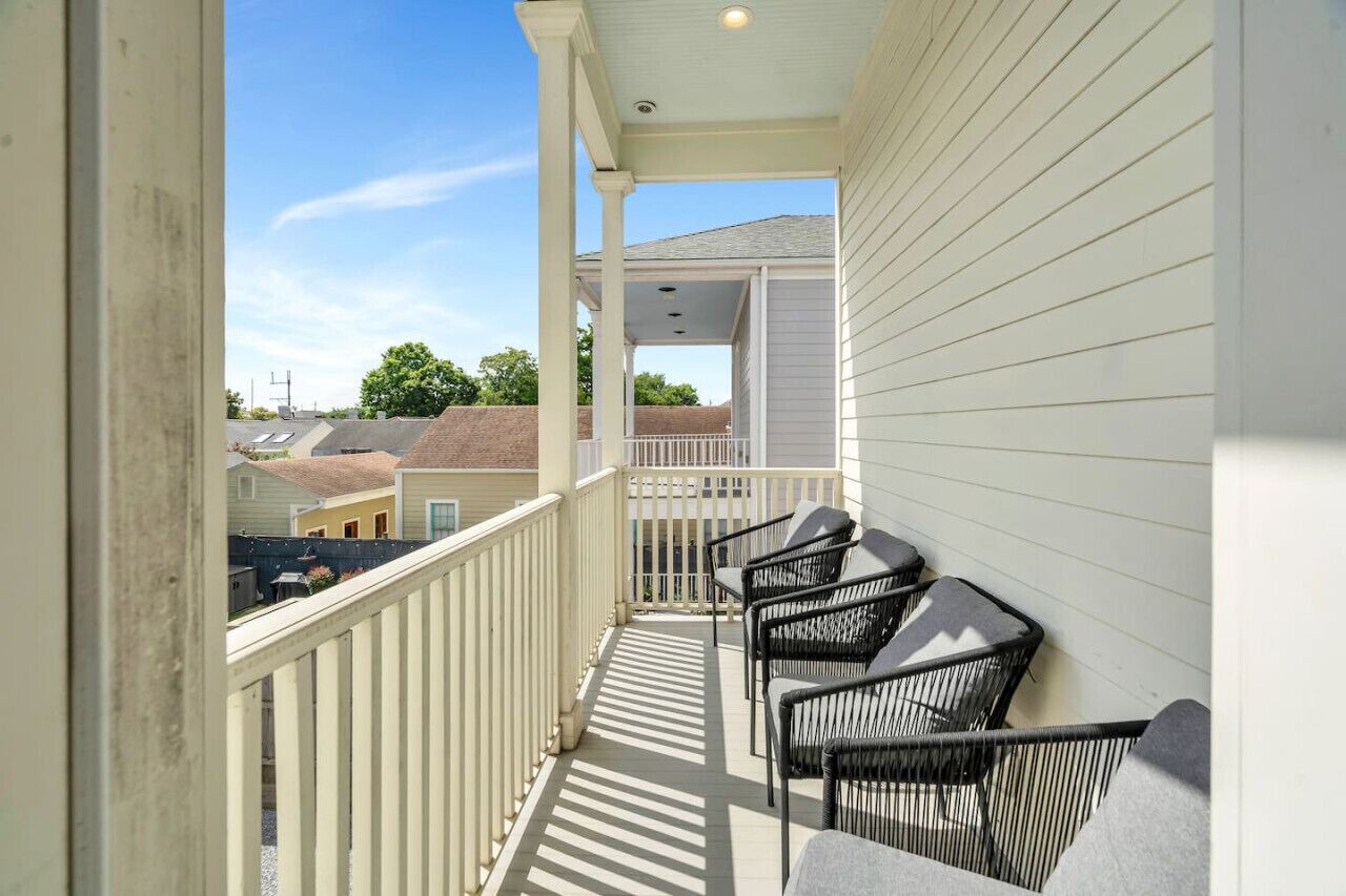 Chic Magazine St. Apt | King Bed, Balcony, Parking 1