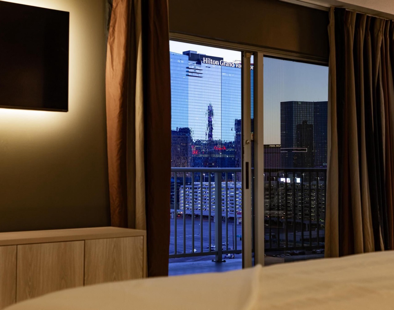 🎰 Luxury Modern Presidential Suite - Strip View - No Resort Fees! 🎰 1