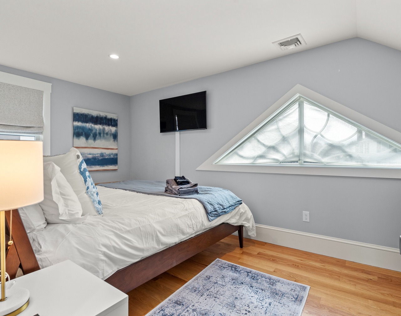 Rare Waterfront Luxury Penthouse Bearskin Neck 1