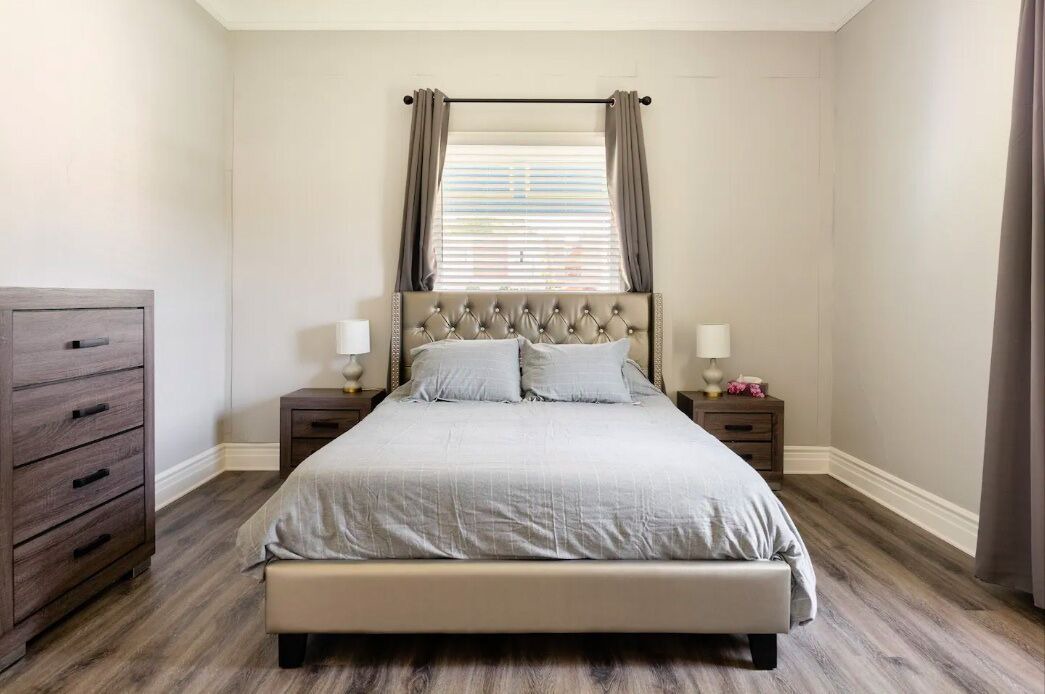High Ceiling 1BR Craftsman – Walkable Pasadena Gem 1