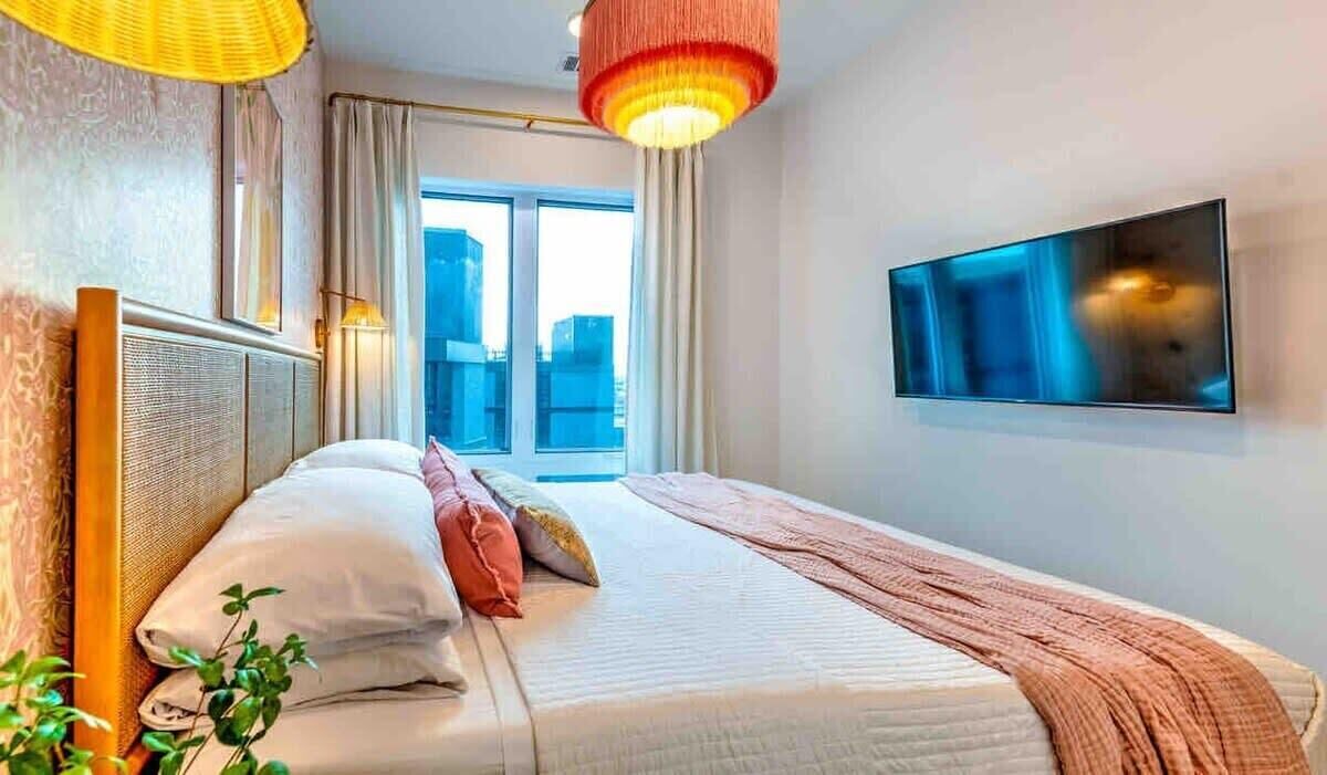 Lux. Dolly’s Dream! Lux Home on Main St! 11 beds! 1