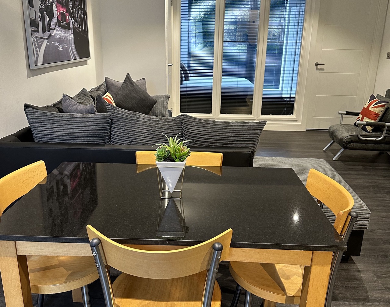 Cosy Flat in Sutton with Parking free 1