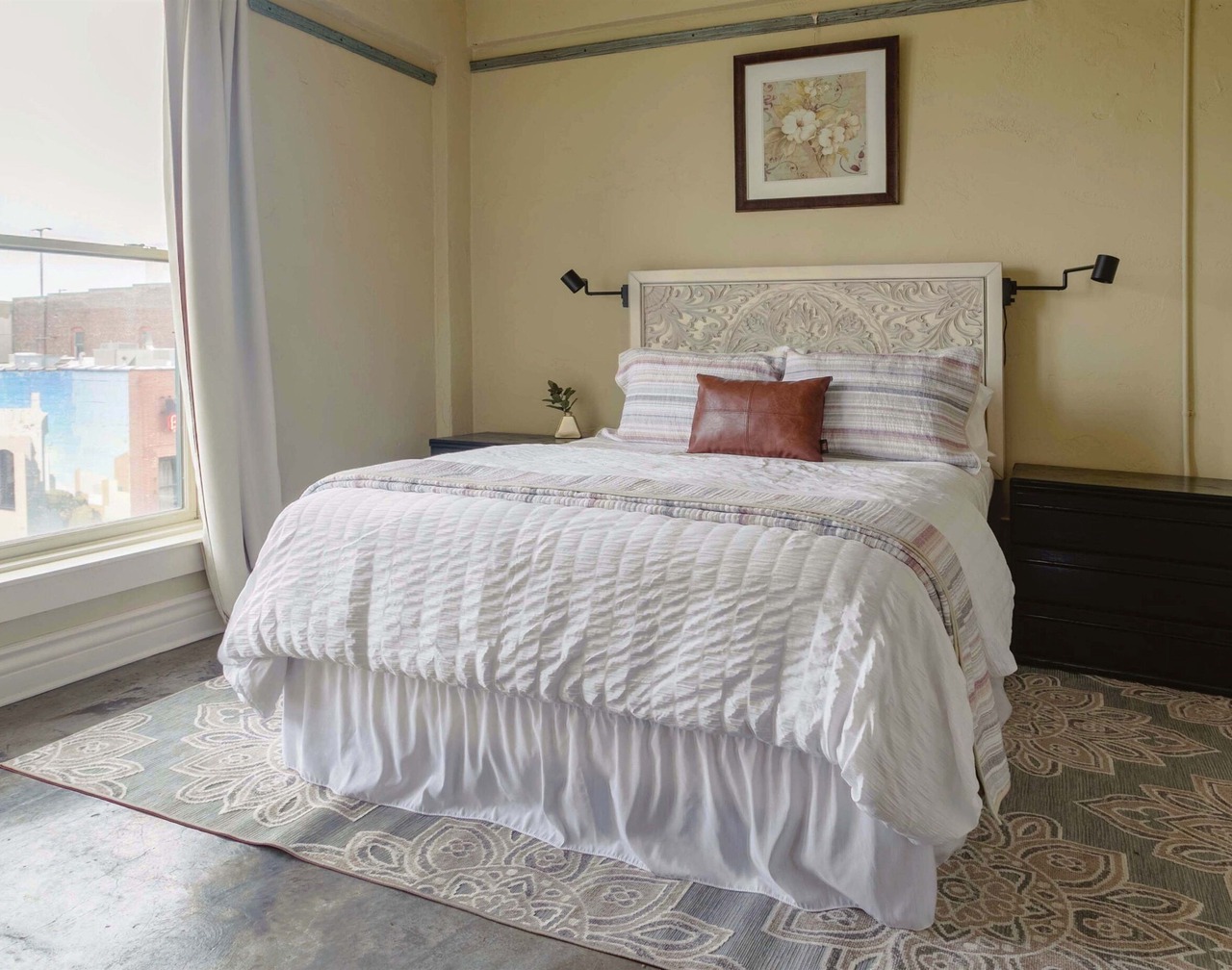 Top Floor 2 Bedroom Loft Overlooking Downtown! 1