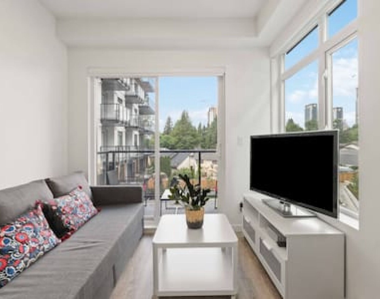 Modern Central 1BR condo, Surrey 1