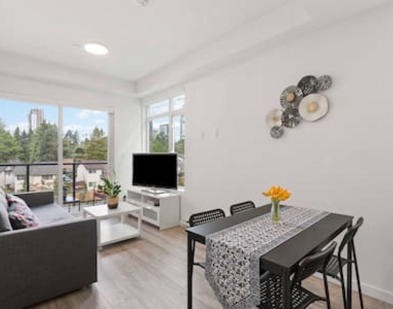 Modern Central 1BR condo, Surrey 1