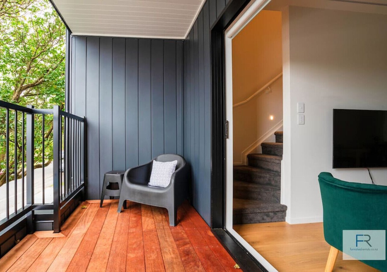 Premier Epsom Townhouse|by Furnished Rentals 1