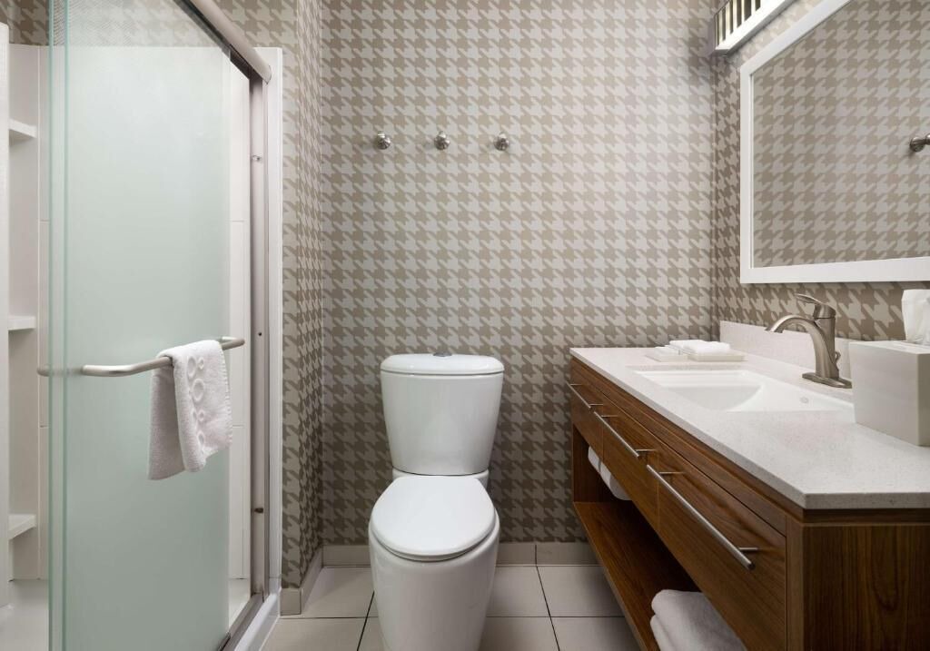 2 Queen Studio: Gym & Pool Access | 3 mi to Airport | 1mi to Shopping & Events 1