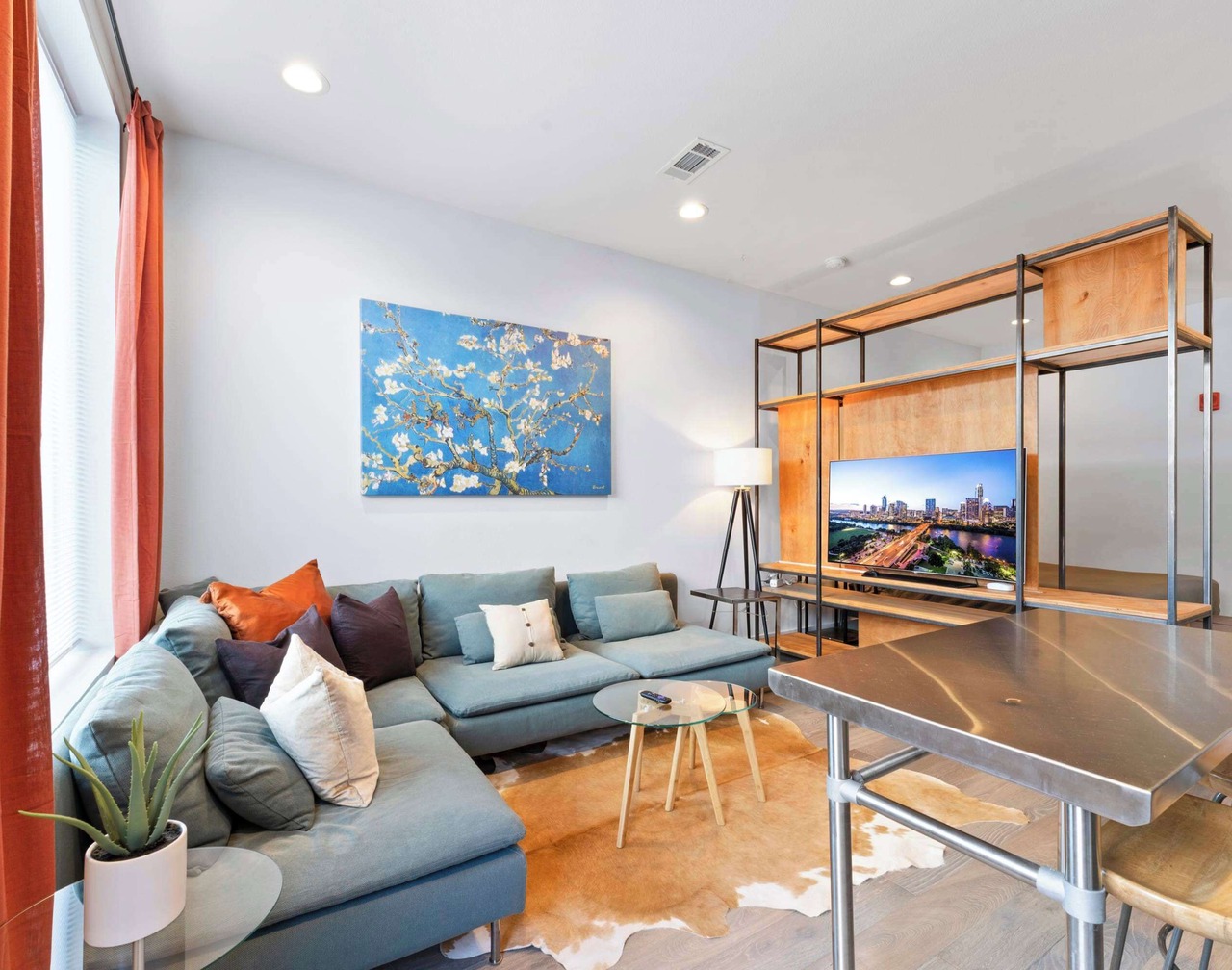 Prime East Downtown Studio w/pool, gym, laundry 1