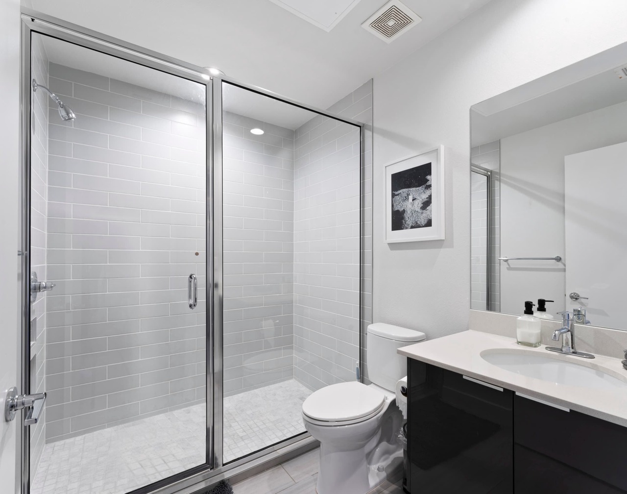 Prime East Downtown Studio w/pool, gym, laundry 1
