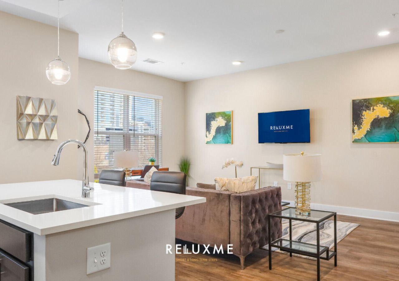 Reluxme|Uptown 2BR w/Hot Tub, Gym, Pools & Views 1