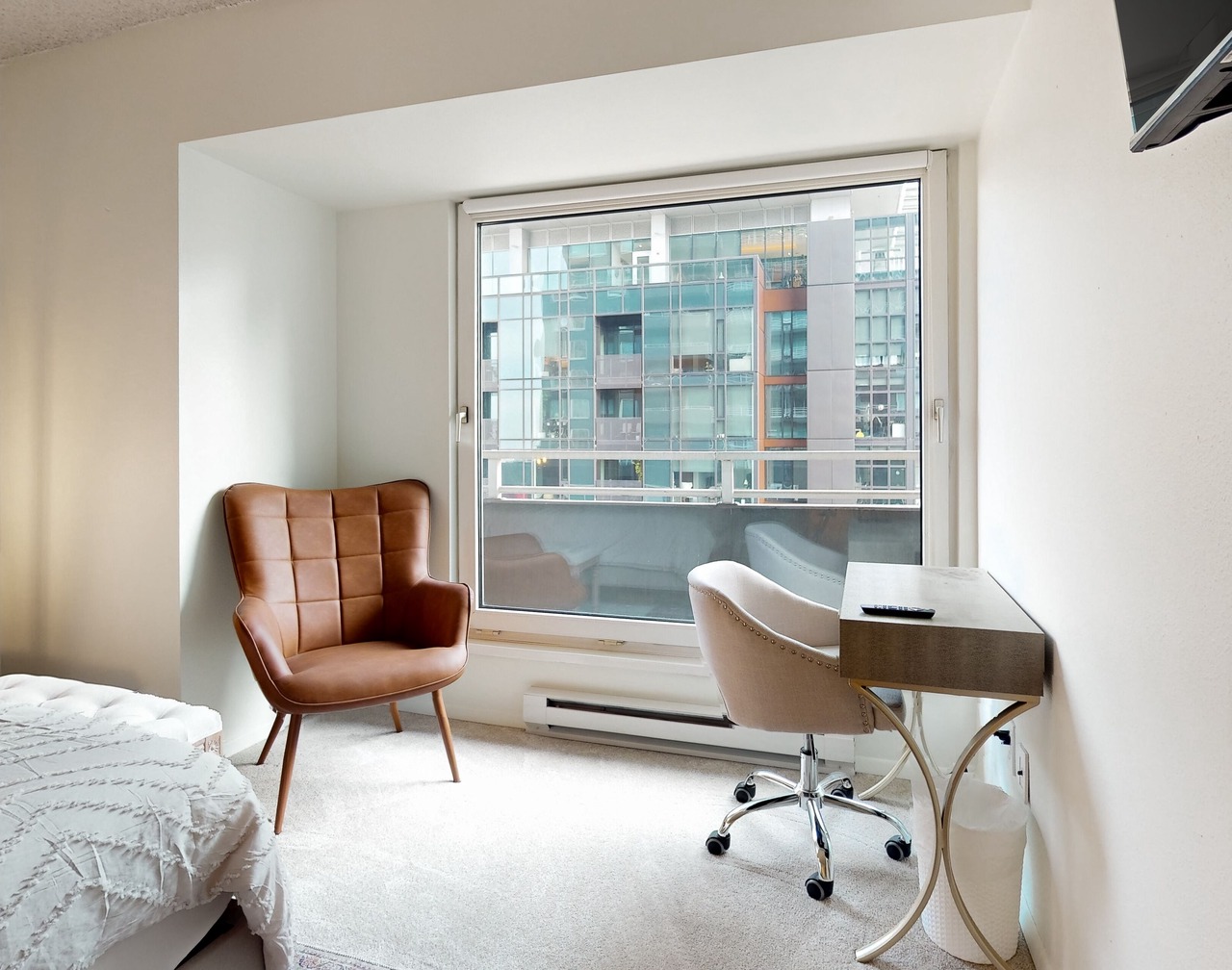 Luxury corner condo with city views, indoor pool & gym - 1 block from Pike Place 1