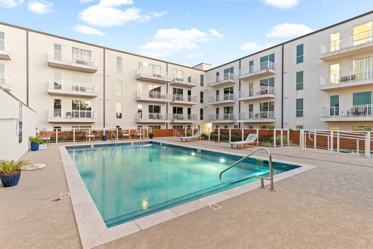 BRAND NEW LISTING The Green Suite-w/garage parking & near French Qtr 1