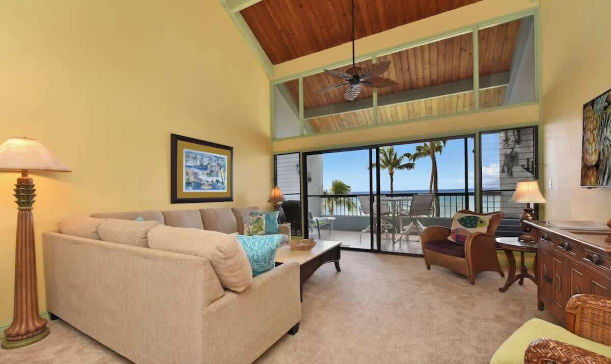 Updated Top floor 2 bedroom condo, Oceanfront, private beach, walkable area 1