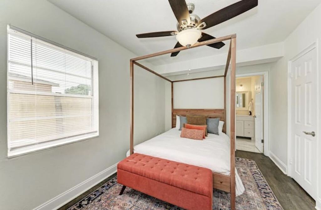Cozy luxurious Home Sleeps 8 1