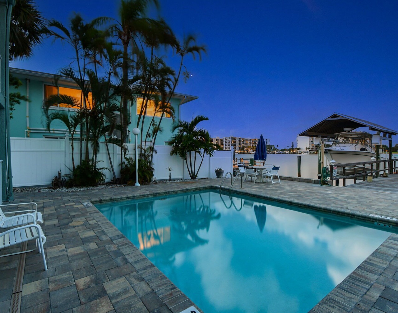Enchanted Inn; 7 Private King Suites Sleeps 16! Waterfront, Pool, Fishing Dock, Boat Docks & Tiki Bar! 1