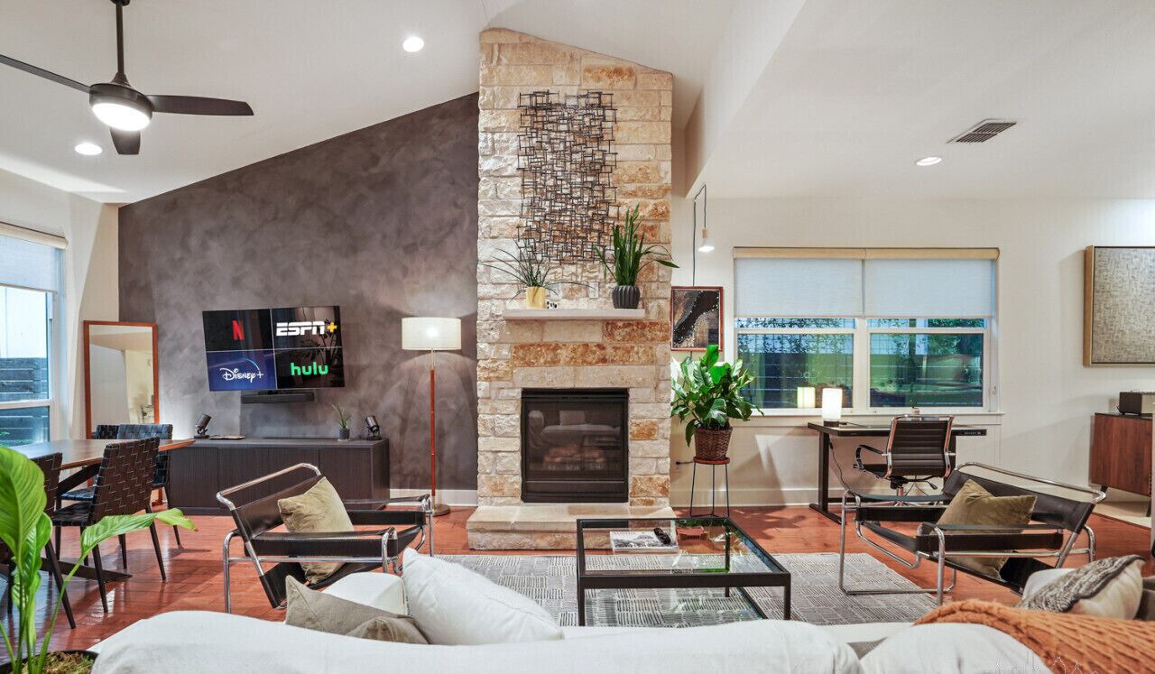 Stylish Retreat + Outdoor Oasis in Heart of Austin 1