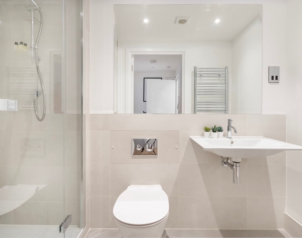 Modern 1BR with Balcony by Soho 1