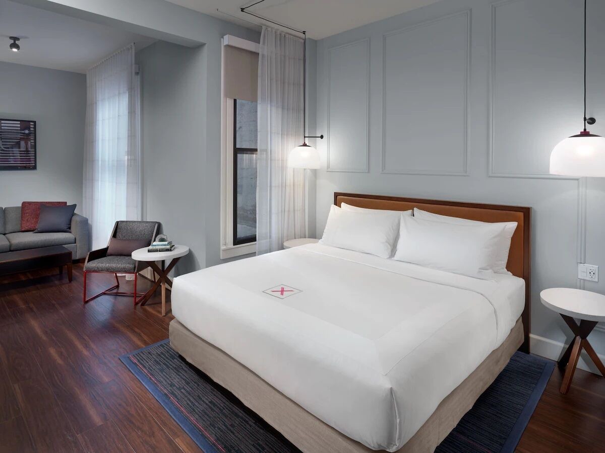 Contemporary Suite, Axiom Hotel in San Francisco, Mono King 1