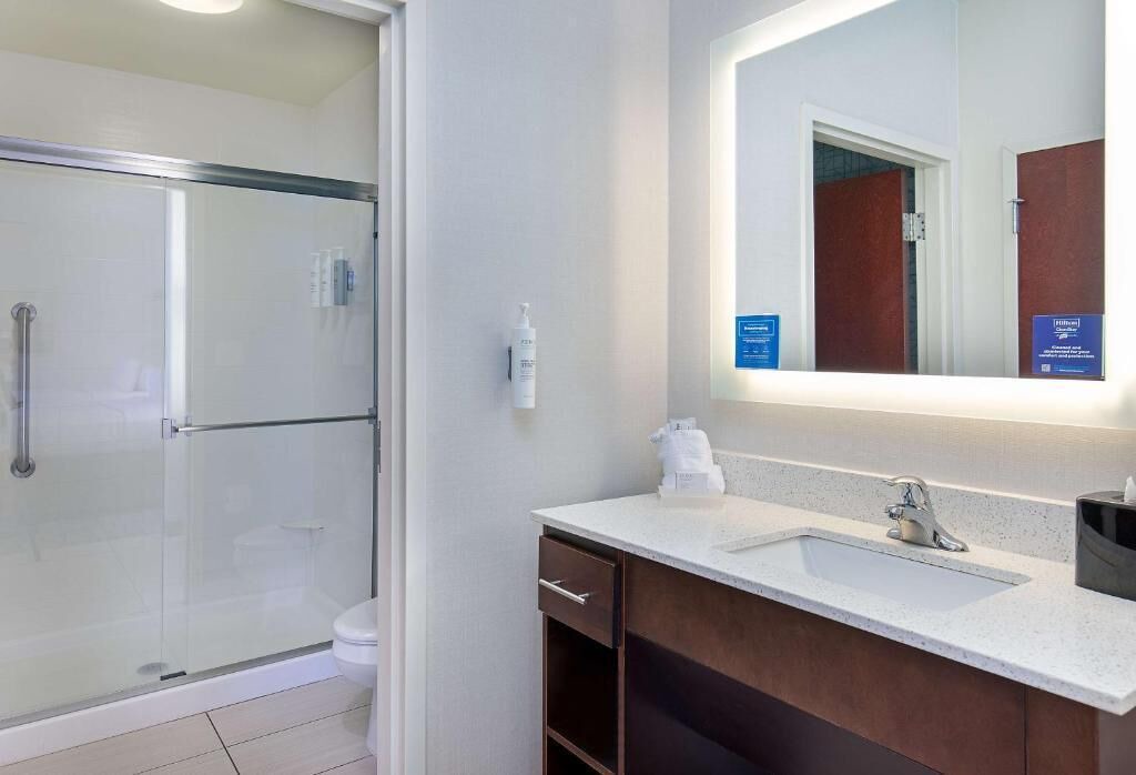 The Best of Atlanta! Pool, Gym Access & Free Hot Breakfast Included 1