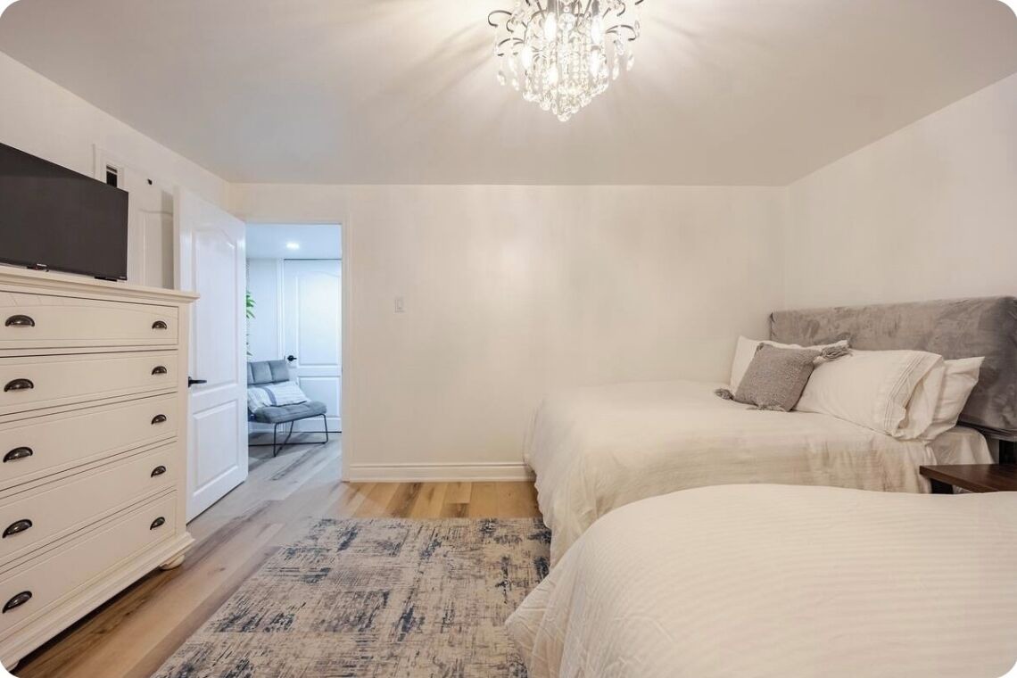 STUNNING & SPACIOUS 1 BEDROOM OASIS 1