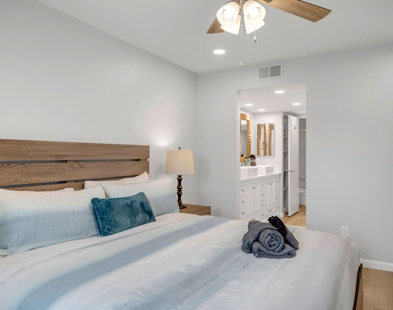 Luxury 2BR condo in Sedona's Village of Oak Creek with garden views. 1