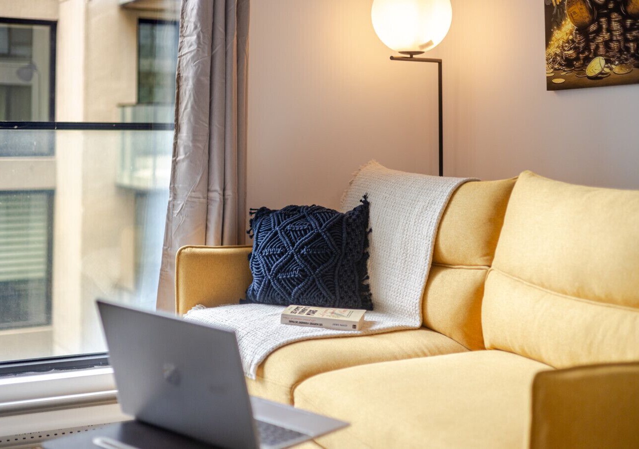 Sophisticated 1BR Escape | Charm in Old Port 1