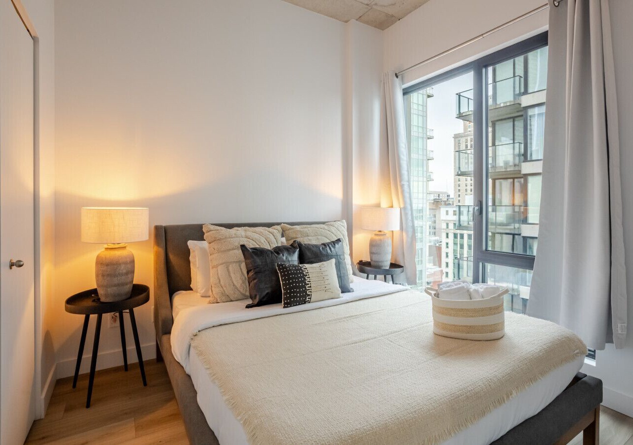 Elegant 1BR Retreat | Chic Stay in Old Port 1