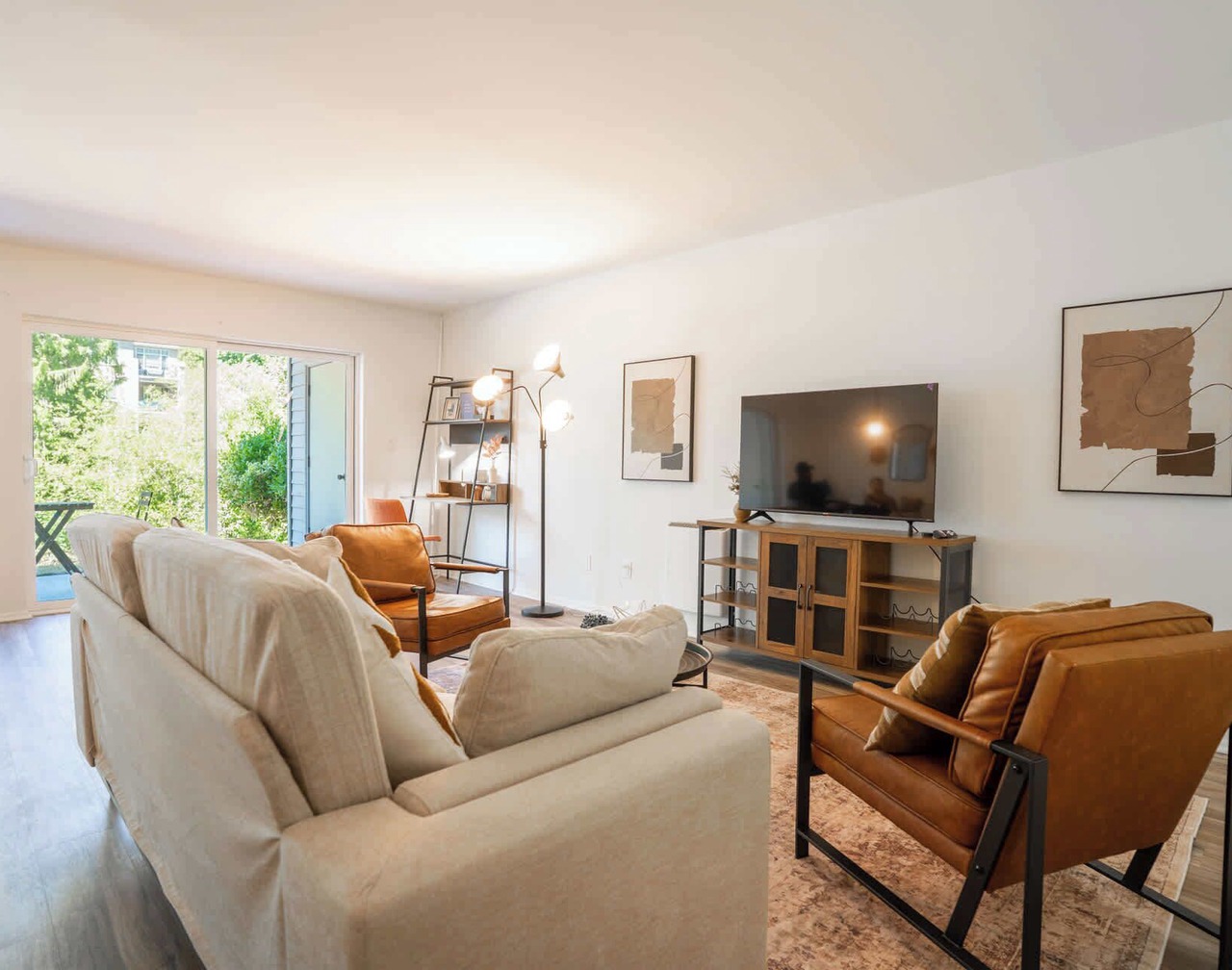 Bellevue 2B condo: downtown + Light rail 1