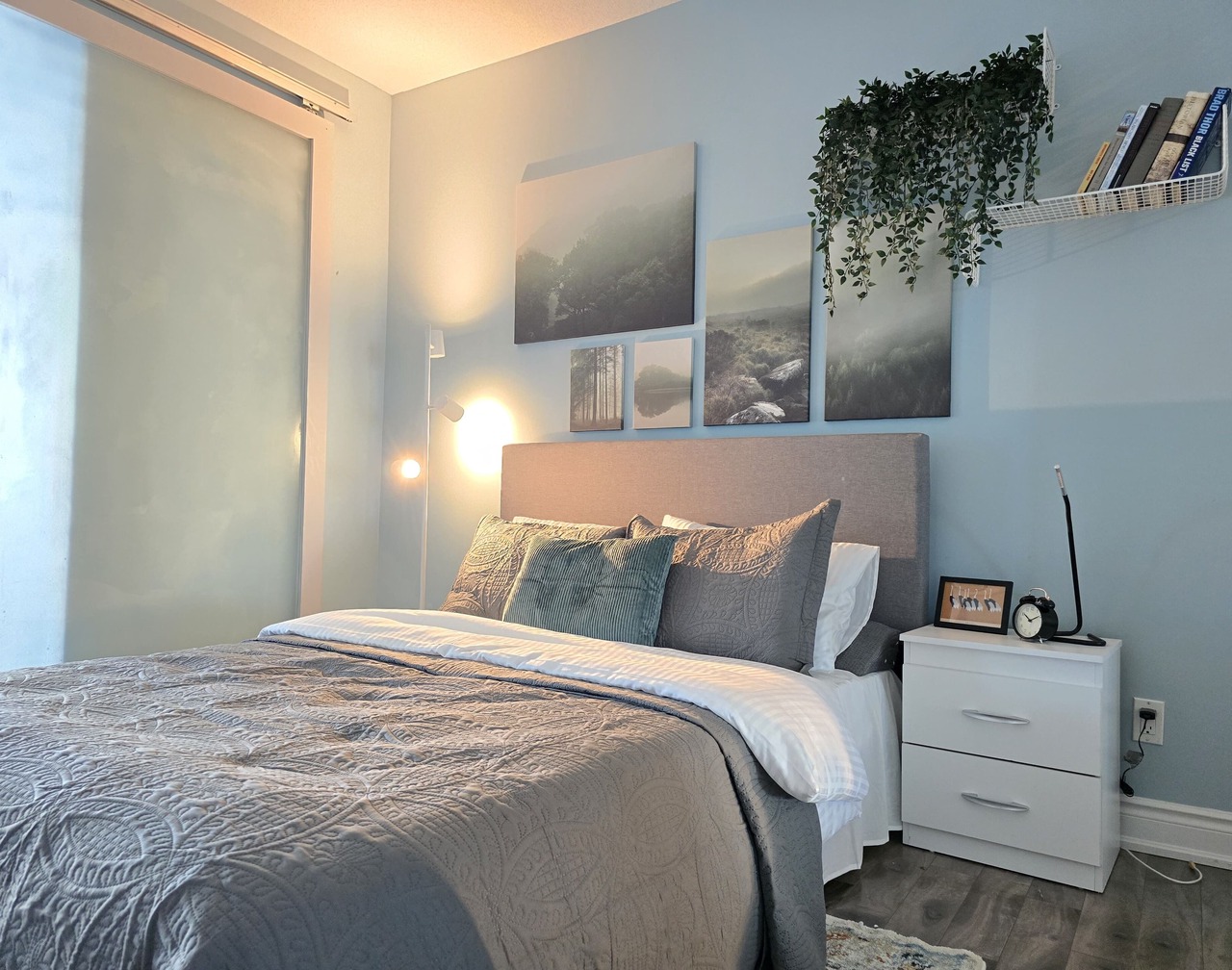 Watch planes takeoff from your balcony! 2+1 BD 2 BA w/pool, hot tub & parking 1