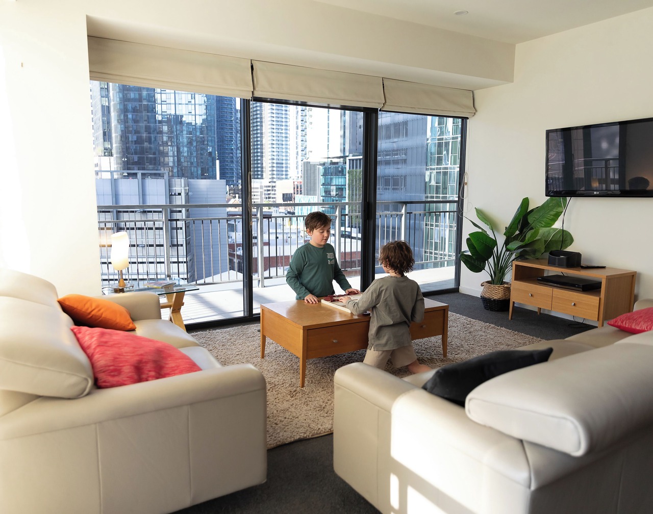 A wonderful 3 bedroom apartment in Southbank, just a hop, skip & jump from Crown 1