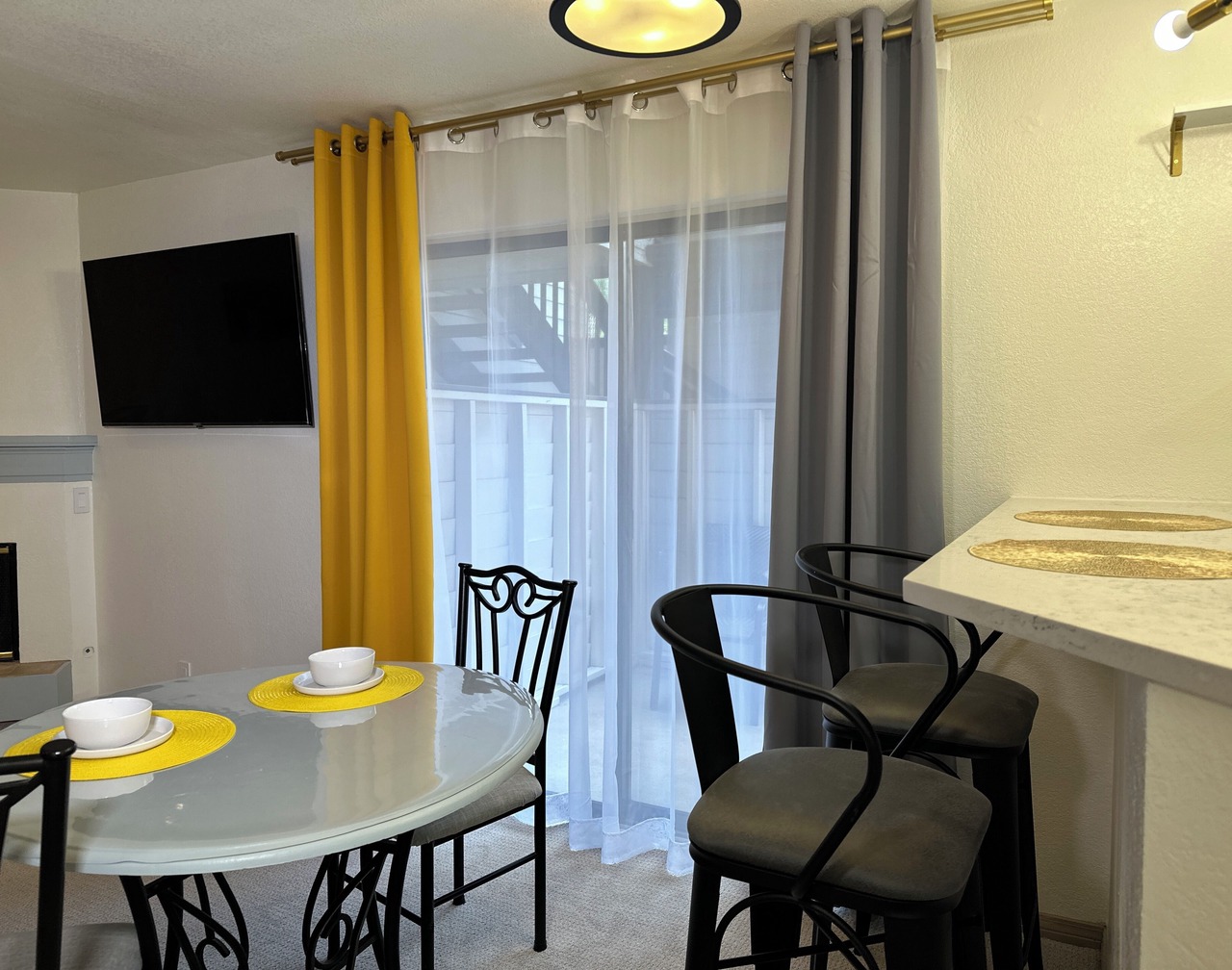 Cozy 1st Floor 1b/1b I Standing Desk I Free Parking I Private Patio I No Stairs 1