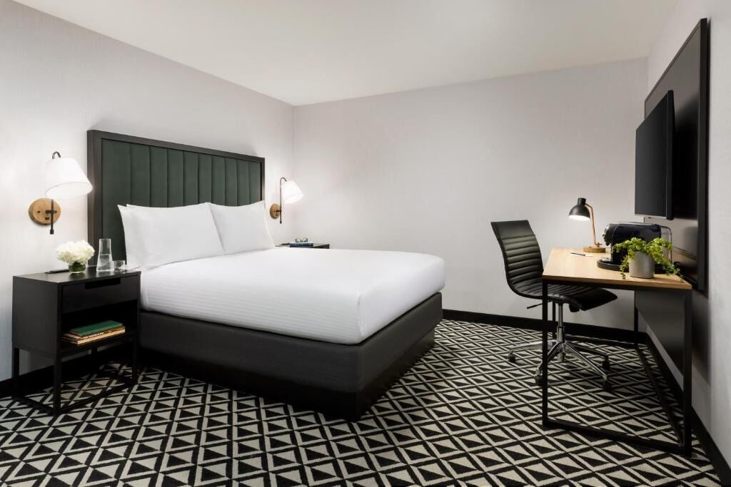 Town House Queen Room at Arcadian Hotel! Close to Coolidge Corner Theatre 1