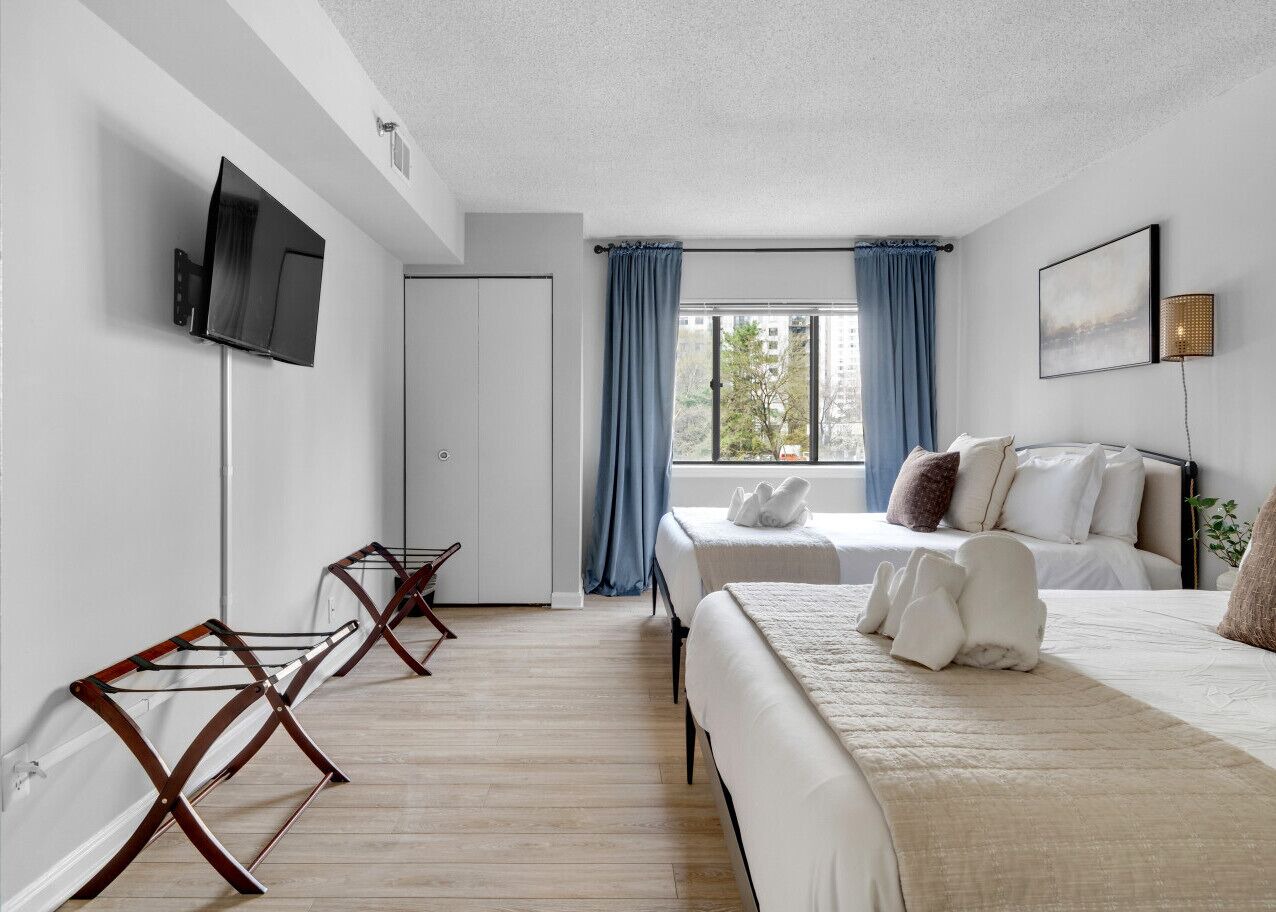 Stylish Oasis:Sleeps 7 | King Bed | Prime Location 1