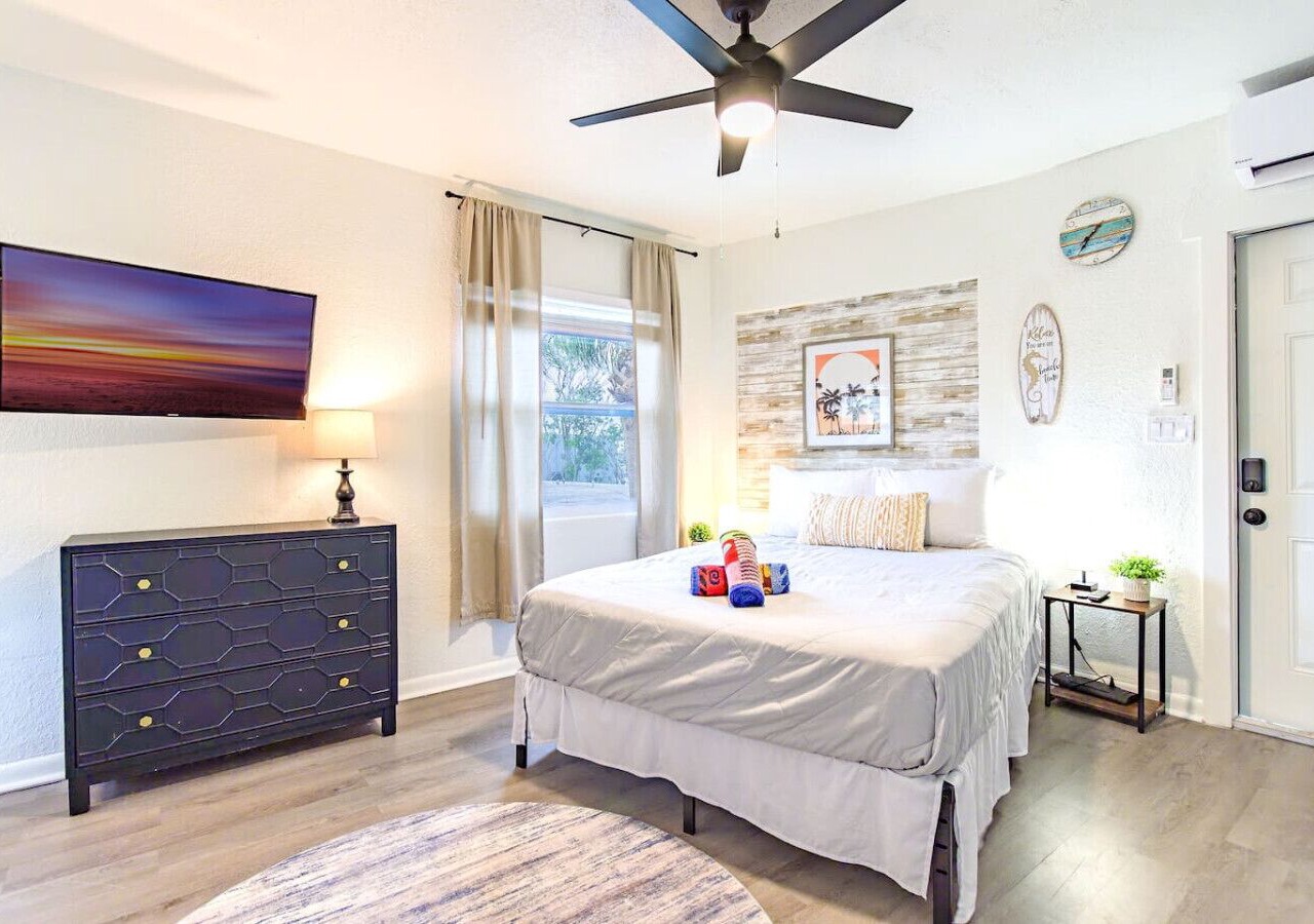 Intracoastal Waterside Studio 2 Blocks to Beach 1