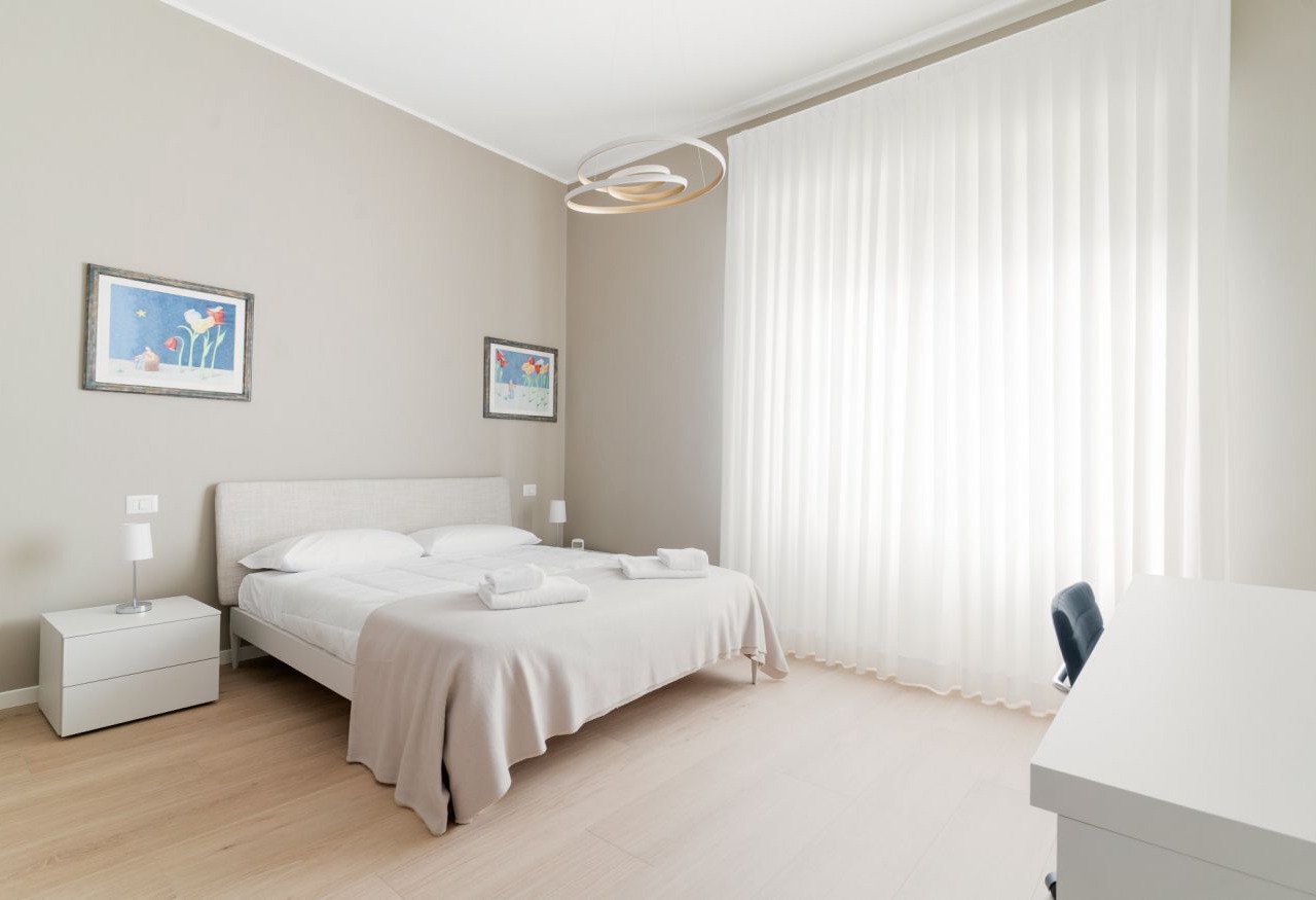 GuestHost - Bright apartment of about 85 sqm, able to accommodate up to 5 people, located on the mezzanine floor of a building (NO elevator - there are some steps to climb).The property is located in a residential area of ​Milan, full of services an 1