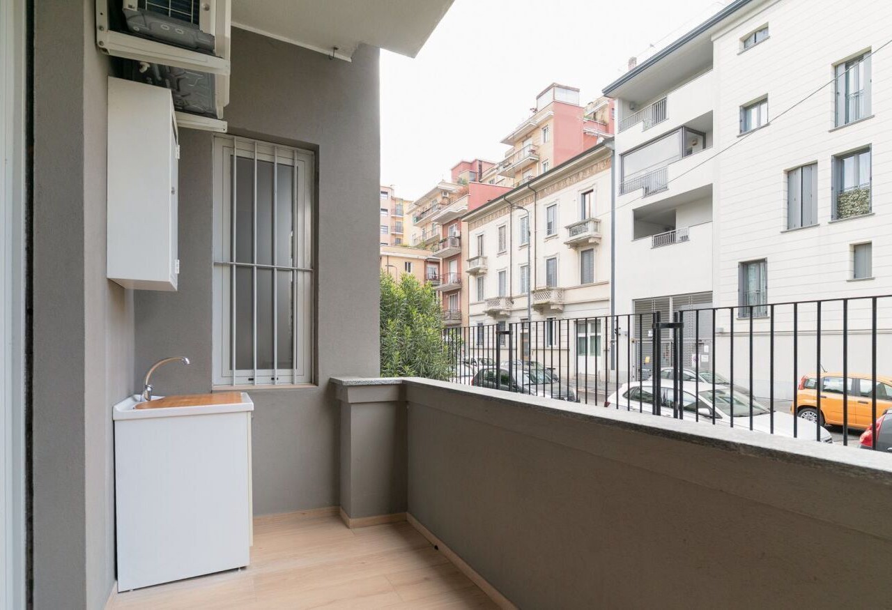 GuestHost - Bright apartment of about 85 sqm, able to accommodate up to 5 people, located on the mezzanine floor of a building (NO elevator - there are some steps to climb).The property is located in a residential area of ​Milan, full of services an 1