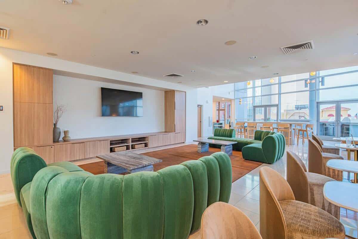 Upscale PHX Stay | Pool,Gym,Balcony,W/D,Parking 1