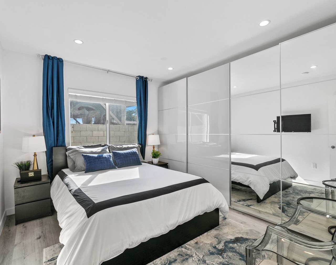 Chic Central 1 BR Parking, Sofa Bed, Washer/Dryer 1