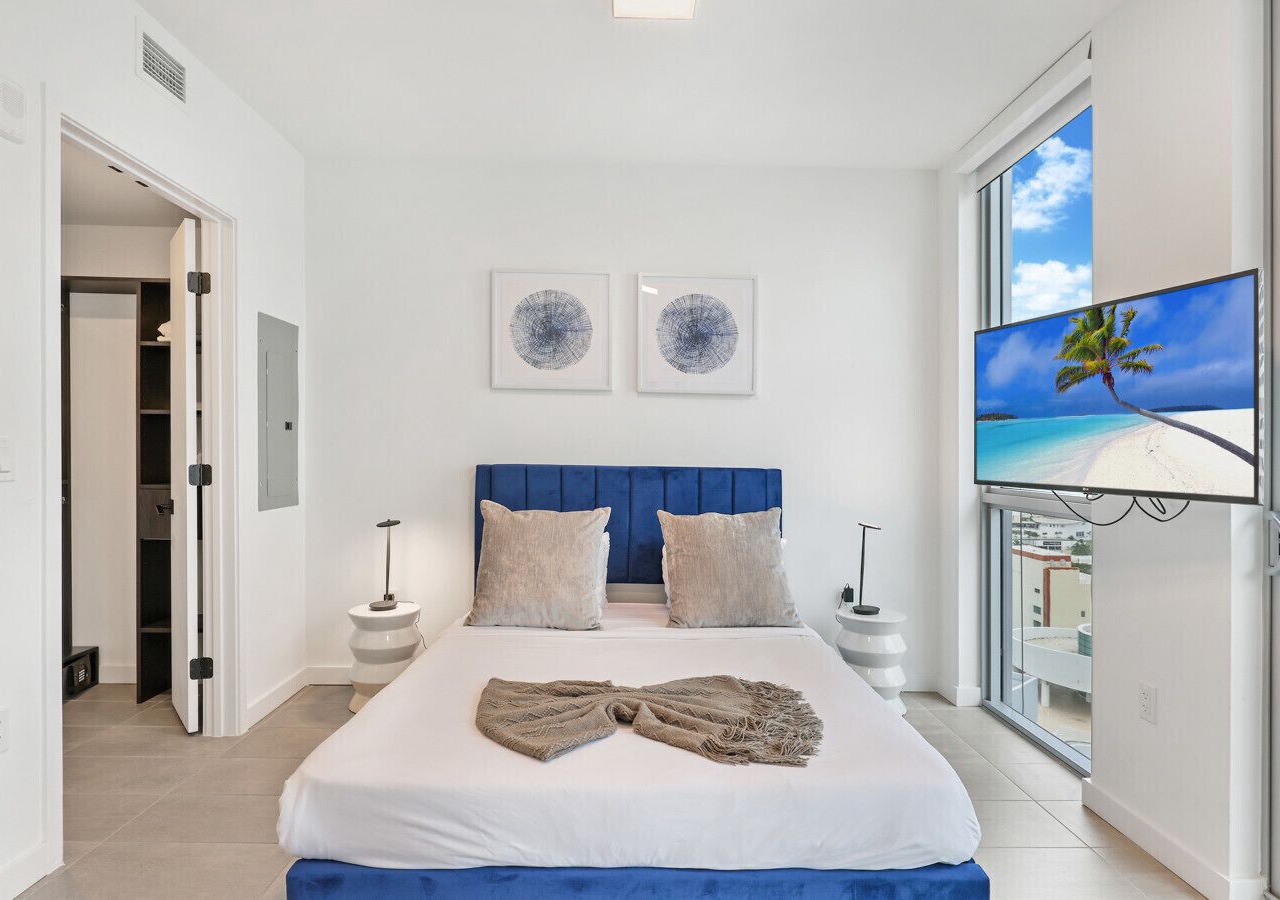 Chic Downtown Studio With Rooftop Pool and Gym 1
