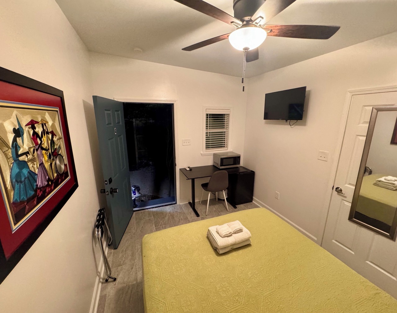 Charming Studio Cabin under Oak tree 2 mins walk to Magazine quiet neighborhood, 1