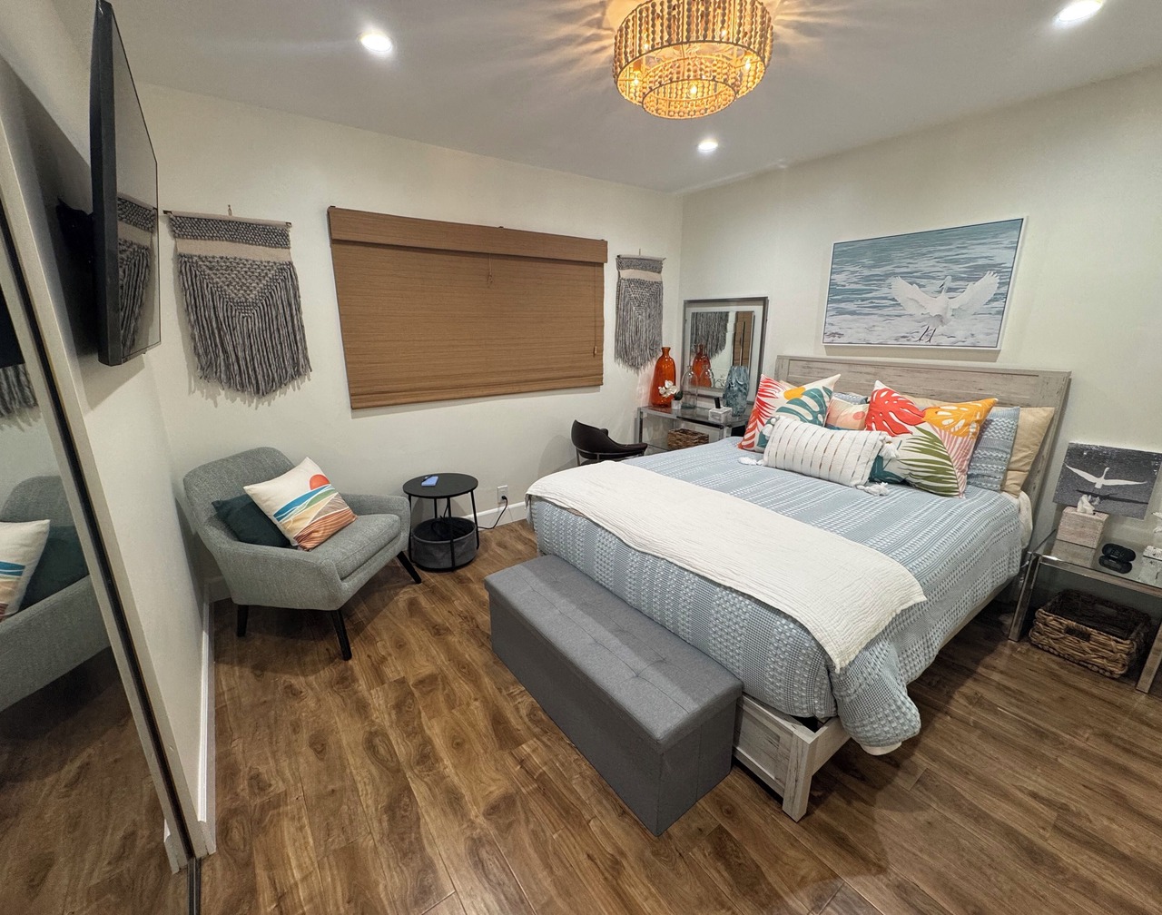 Stylish suite near beach & LAX—private entry, vibrant decor, cozy comfort. 1