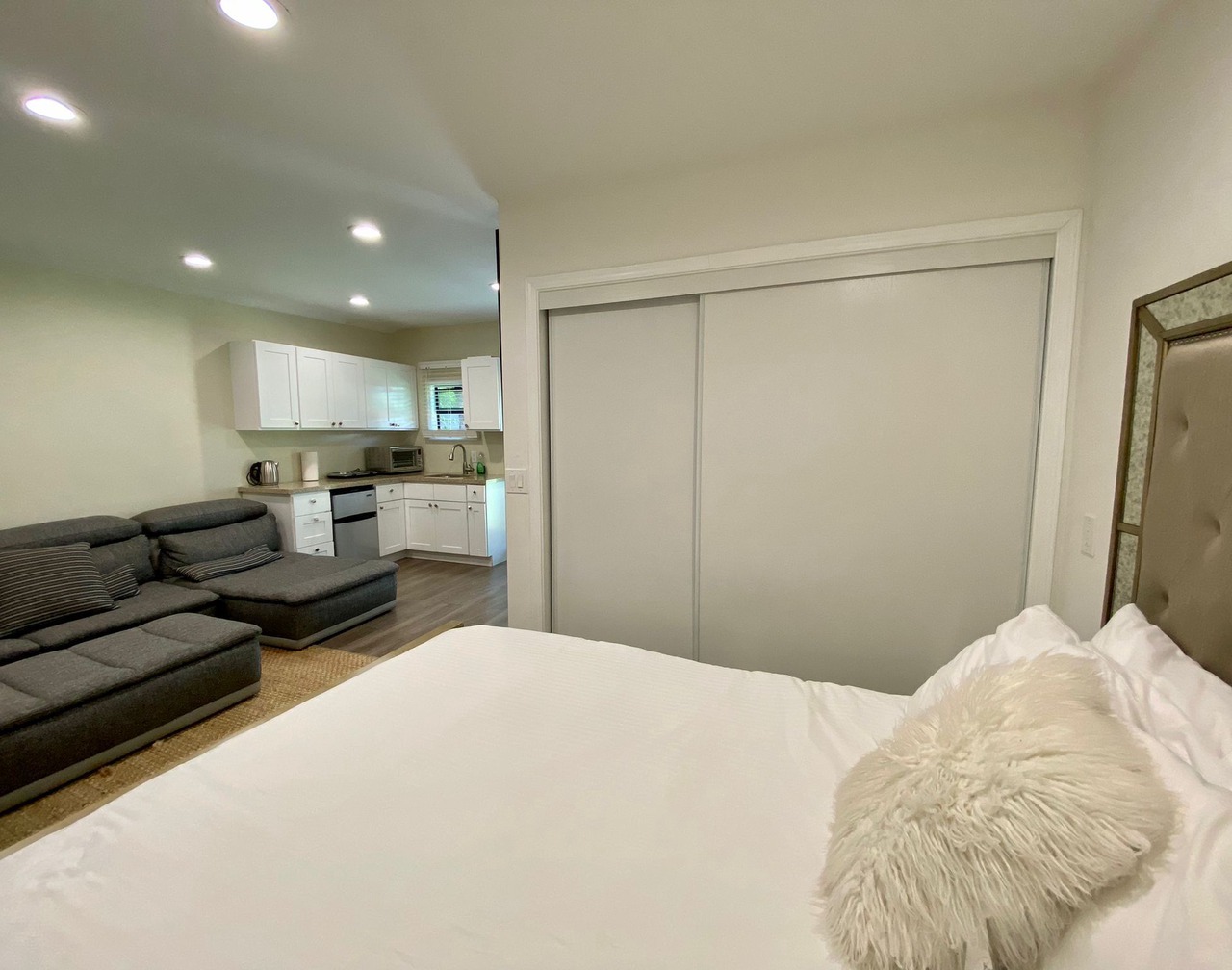 Guest suite near La Cienega Park Beverly Hills. 5 min to LACMA, and Rodeo Drive 1