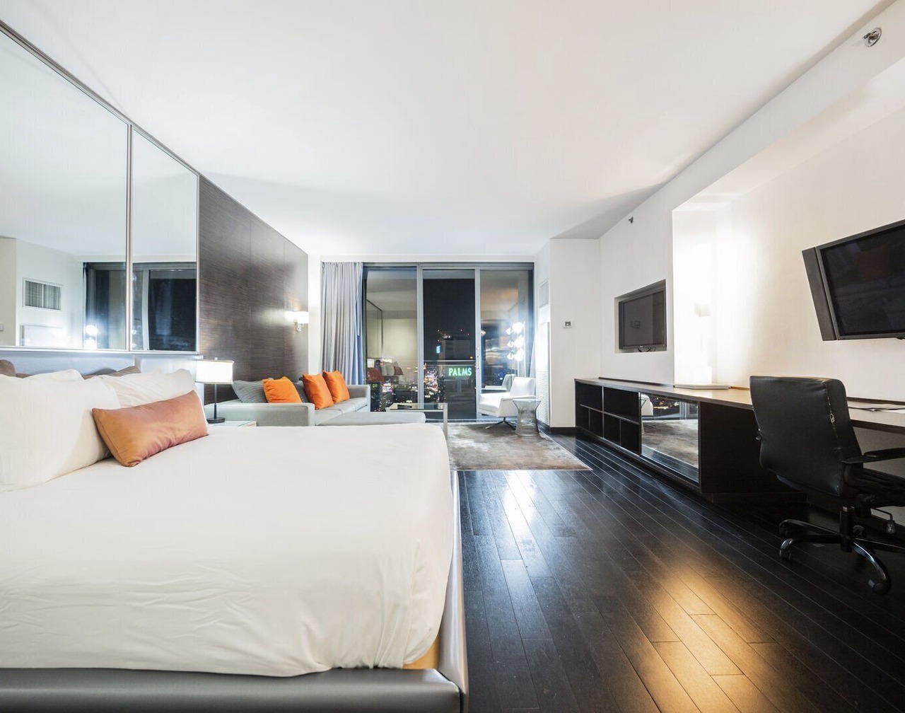 SVS: High Floor Strip View Studio | Open Balcony | Palms Place 1