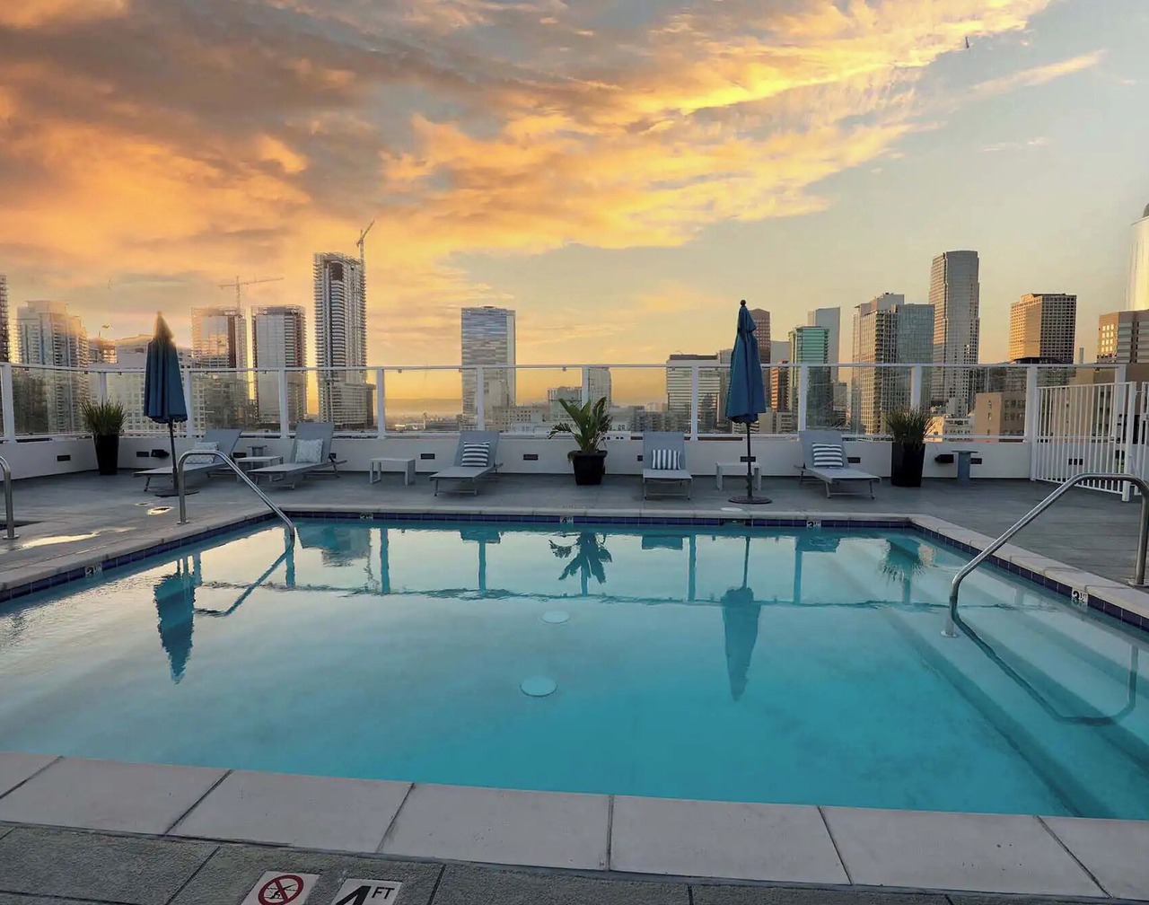 Chic DTLA 1-bedroom sleeps 4 with Rooftop Pool and Free Parking 1