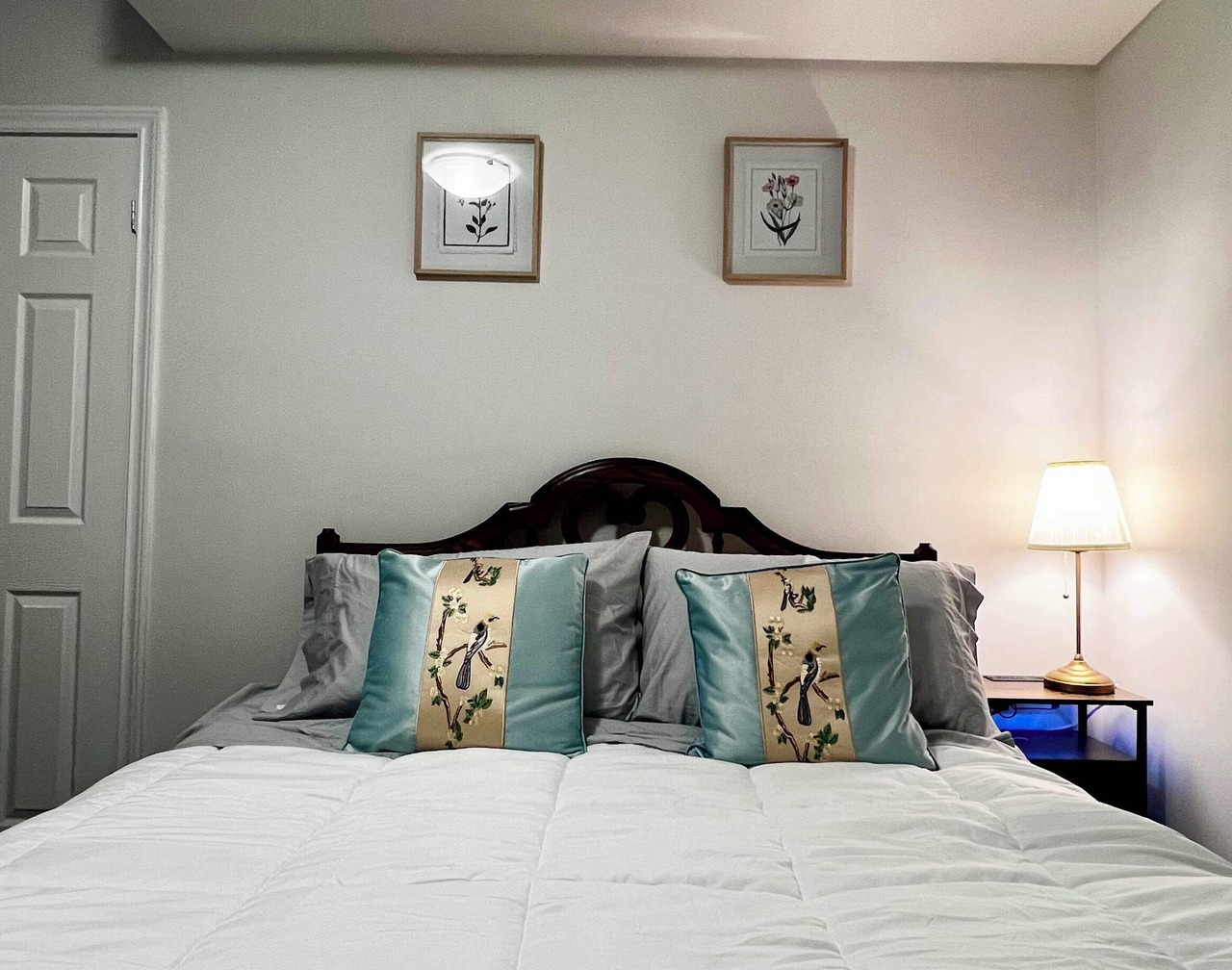 Modern and Newly Renovated 4-bedroom 2 bathroom house with WiFi in Toronto 1