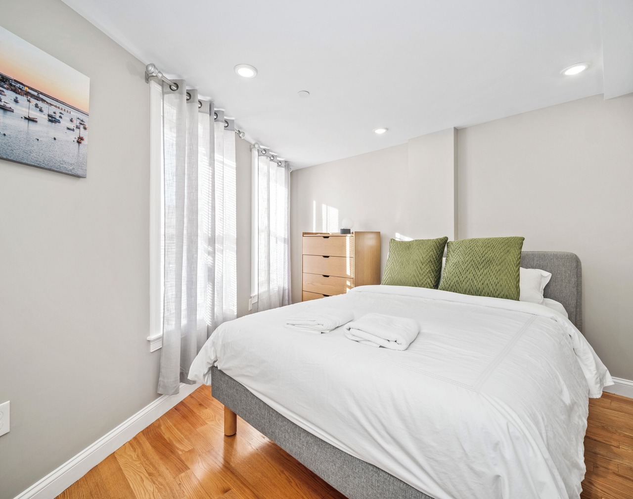 Lux 2nd floor 3brm/1bath 1