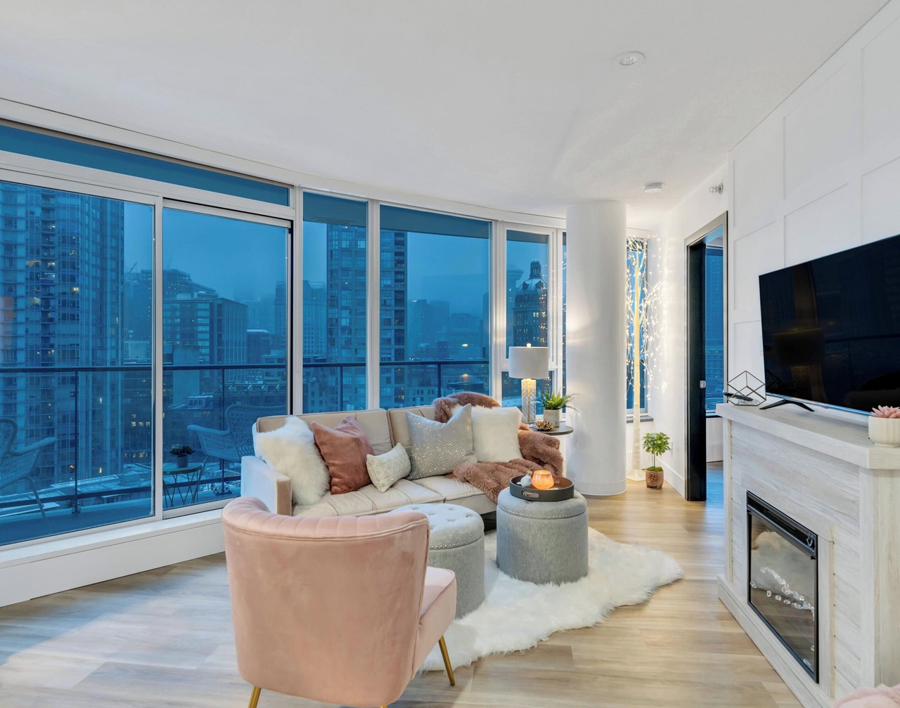 Modern Cozy Condo | 2BR/2BA Retreat in the Heart of Downtown Vancouver 1