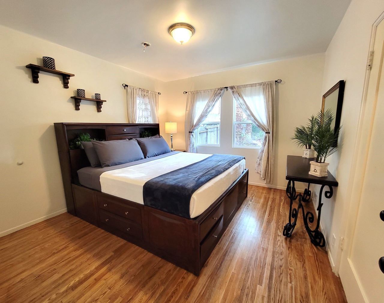 Spacious 3 bedroom apt. Walk to markets, Game console, 10 min to Rodeo Drive! 1