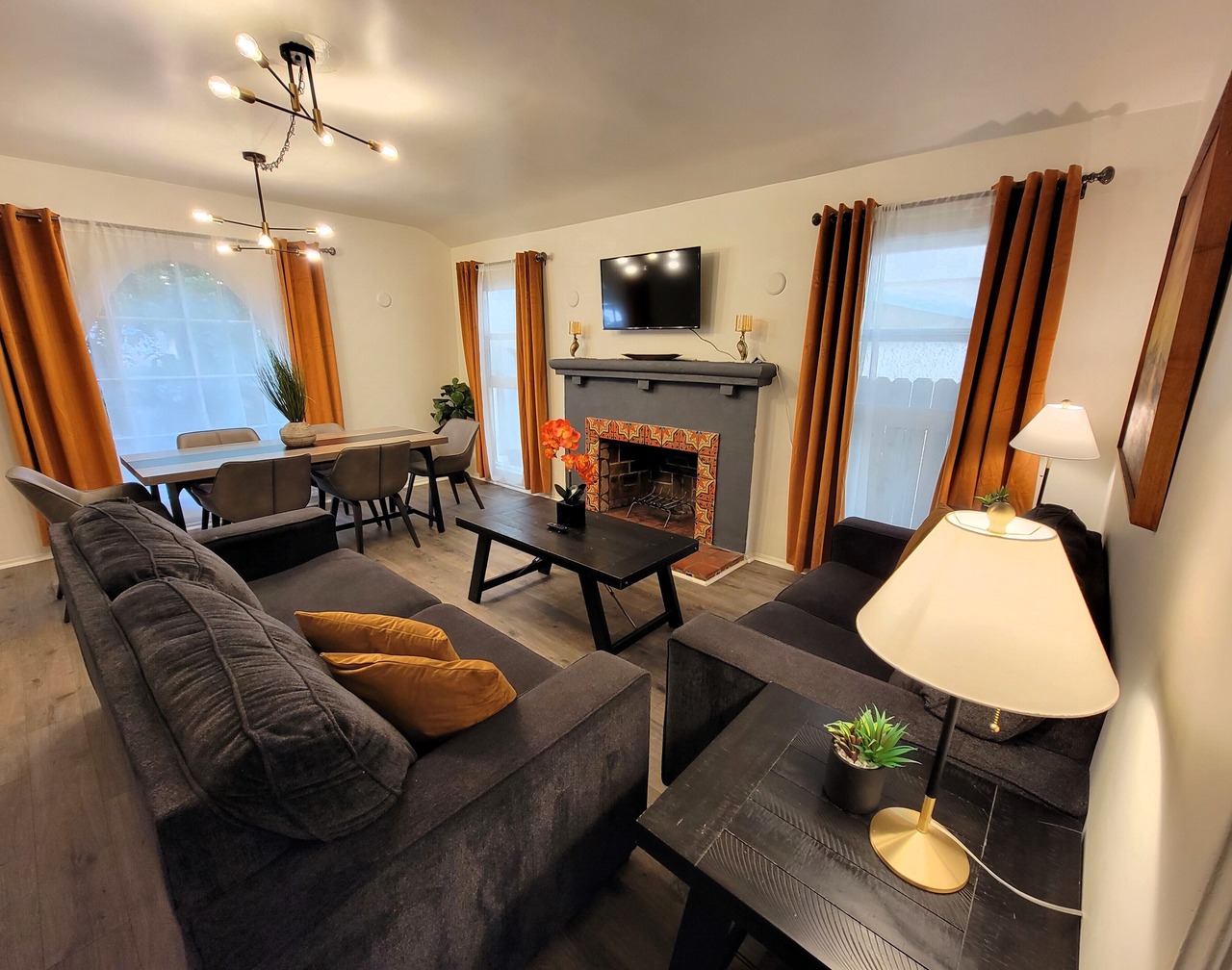 Spacious 3 bedroom apt. Walk to markets, Game console, 10 min to Rodeo Drive! 1